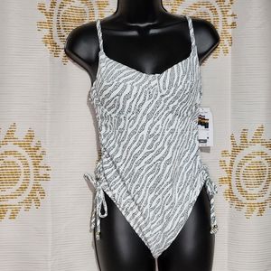 Time & Tru sz M Bright white & black adjustable strap bathing suit w/ underwire.